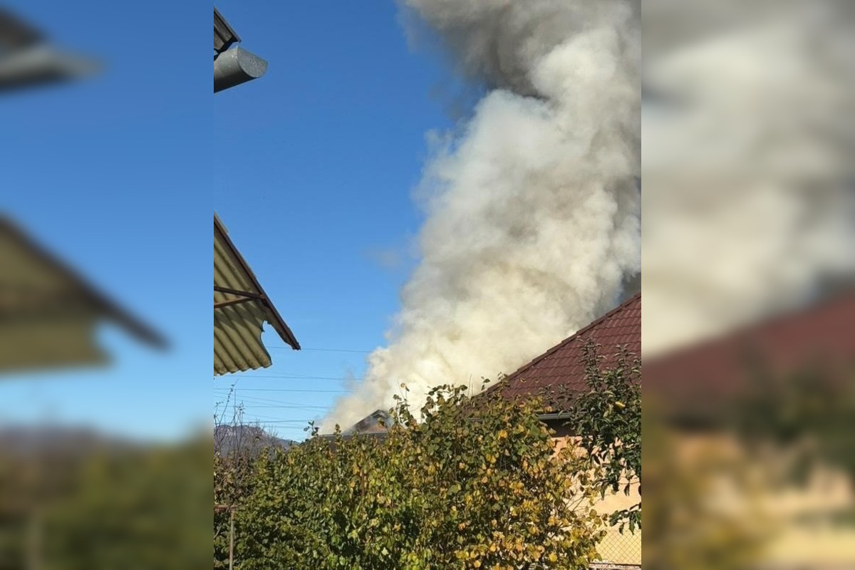 FOTO: Hasiči zasahujú pri požiari v Dubnici nad Váhom, foto 4