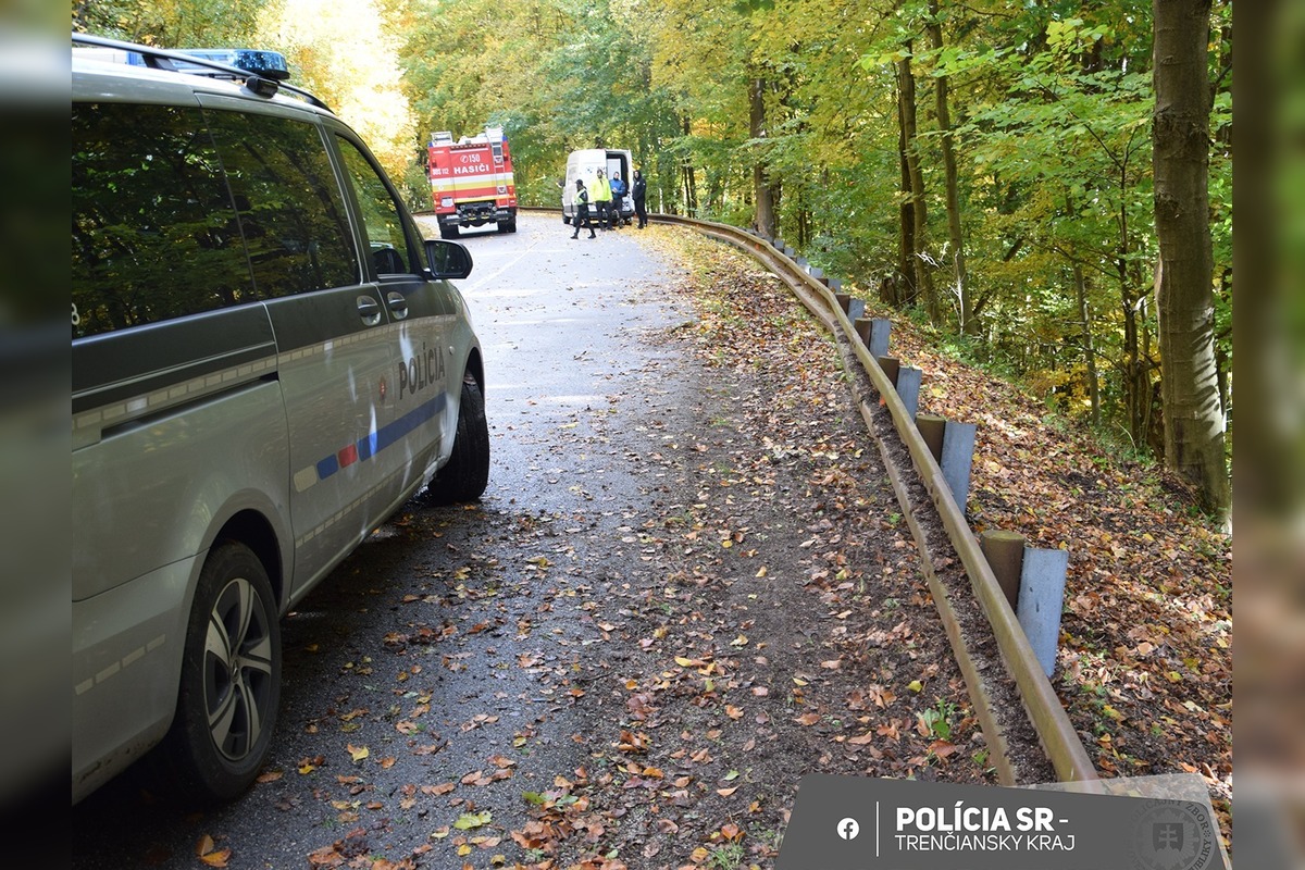 FOTO: Motocyklista pri Zliechove spadol do hlbokej rokliny, zázrakom vyviazol len s ľahkými zraneniami, foto 2