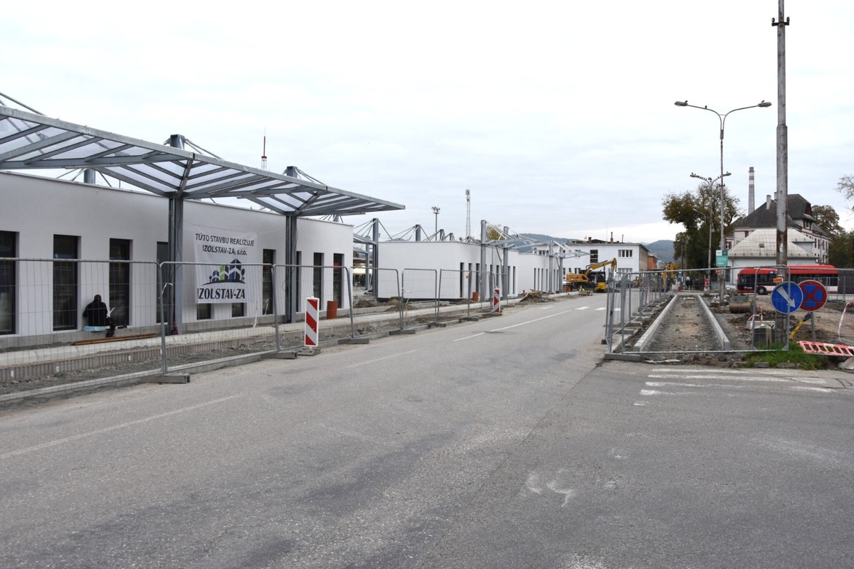 FOTO: V Trenčíne vyrastá moderná autobusová stanica, cestujúci sa dočkajú noviniek, foto 7