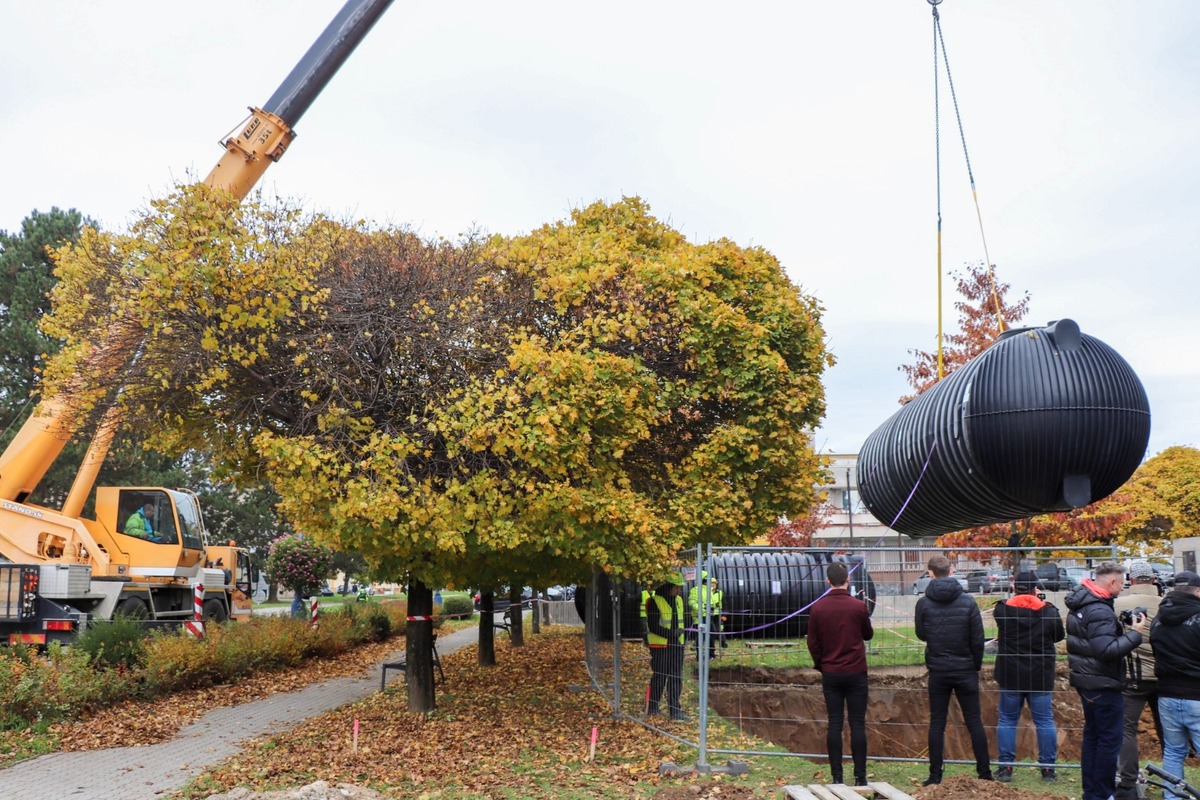 FOTO: Zelenšia Dubnica: mesto začne hospodáriť s dažďovou vodou a zapojí AI, foto 5