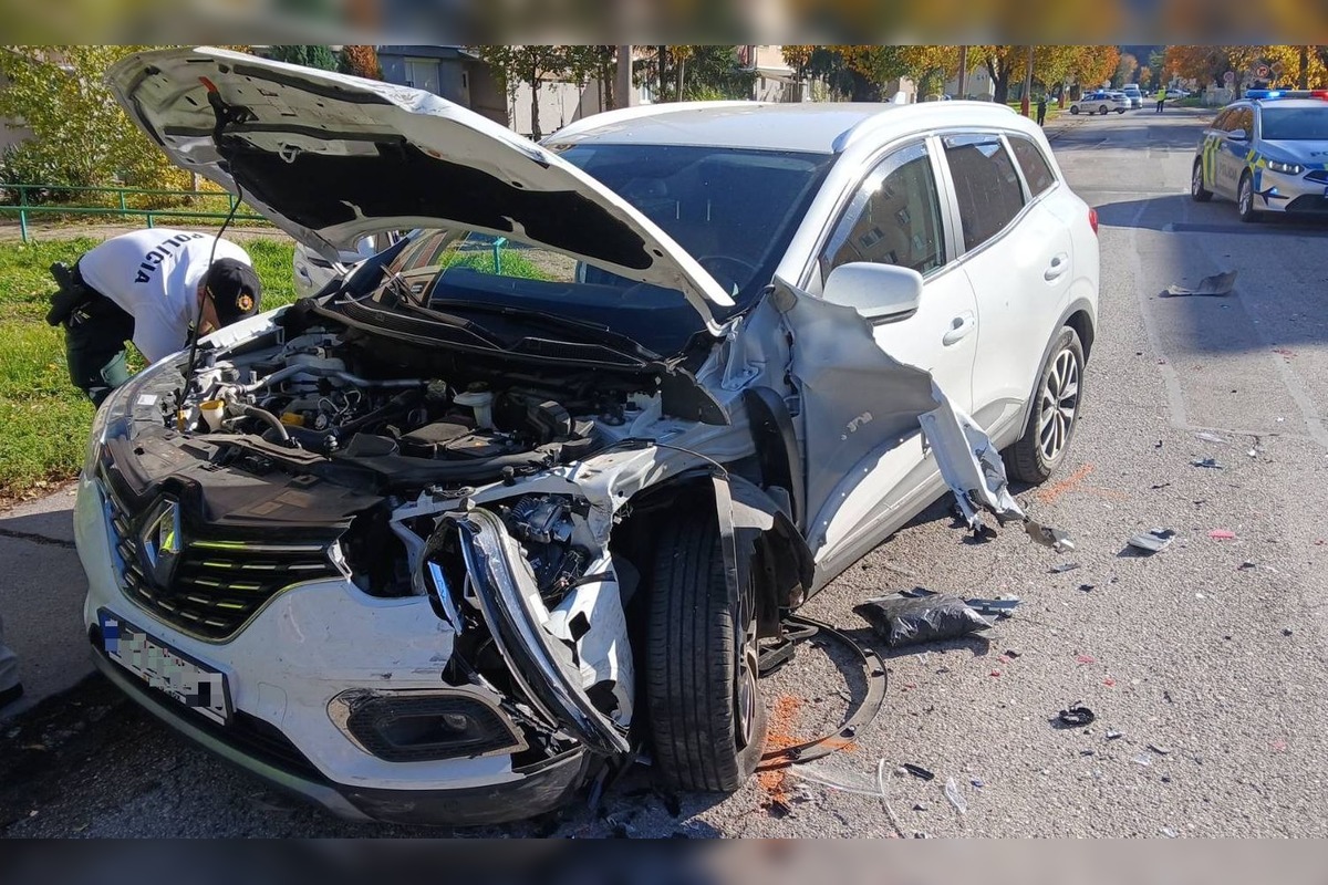 FOTO: Pri dopravnej nehode troch áut na križovatke Nádražná – Družstevná v Partizánskom zasahovali hasiči, foto 1