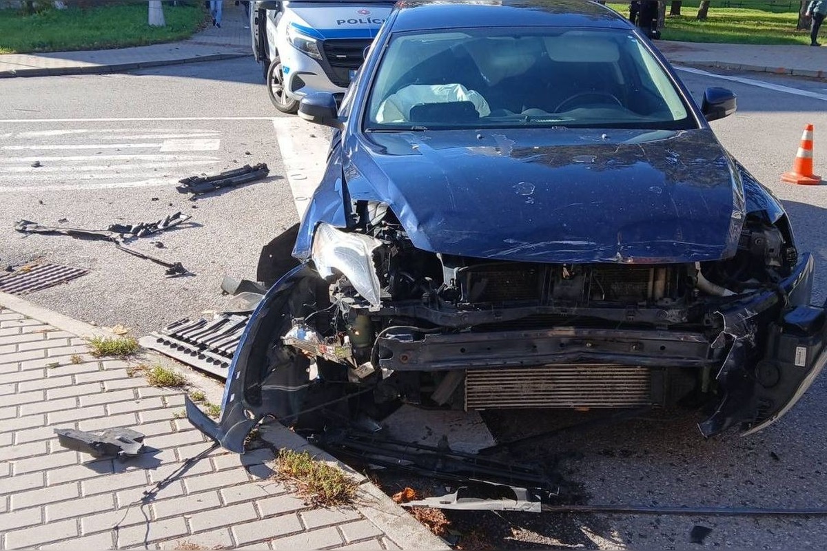 FOTO: Pri dopravnej nehode troch áut na križovatke Nádražná – Družstevná v Partizánskom zasahovali hasiči, foto 2