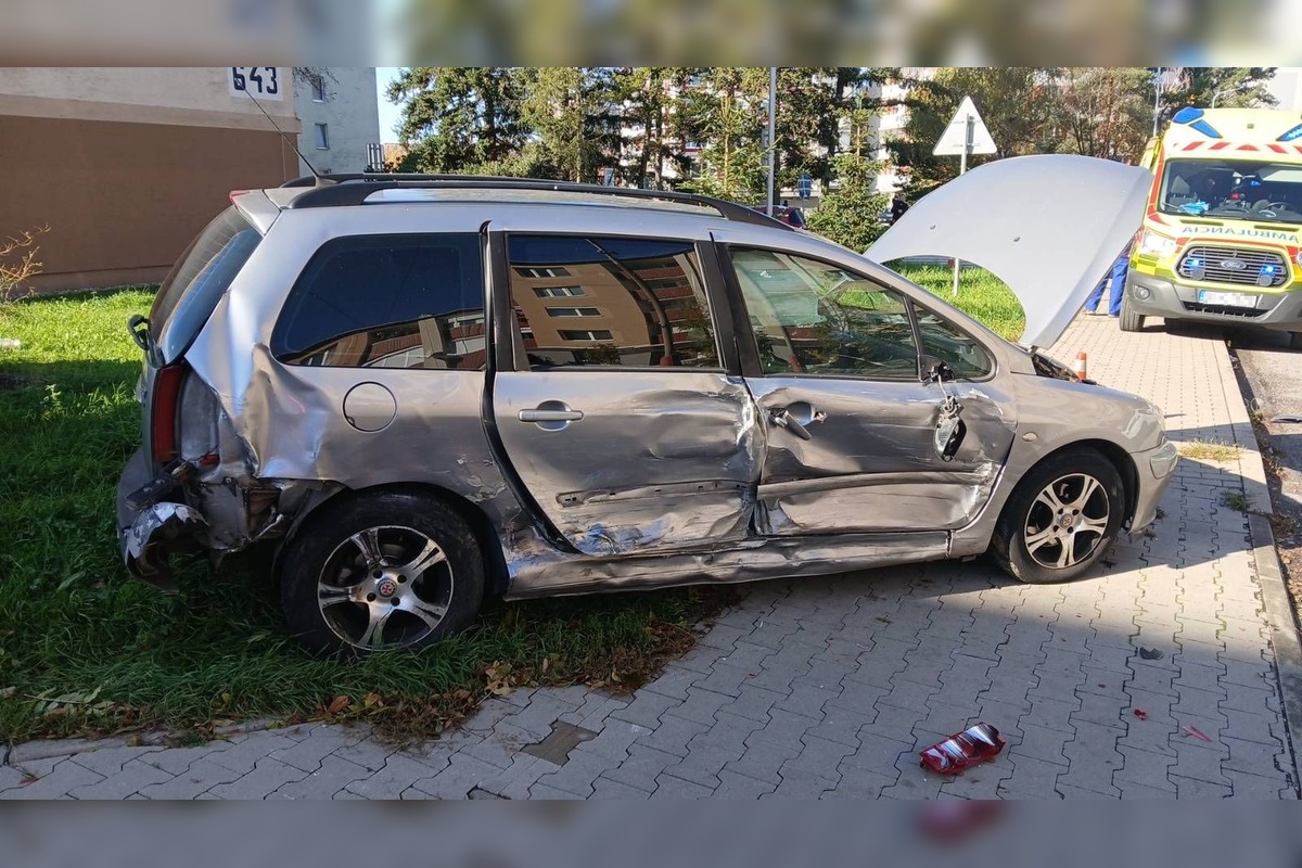 FOTO: Pri dopravnej nehode troch áut na križovatke Nádražná – Družstevná v Partizánskom zasahovali hasiči, foto 3