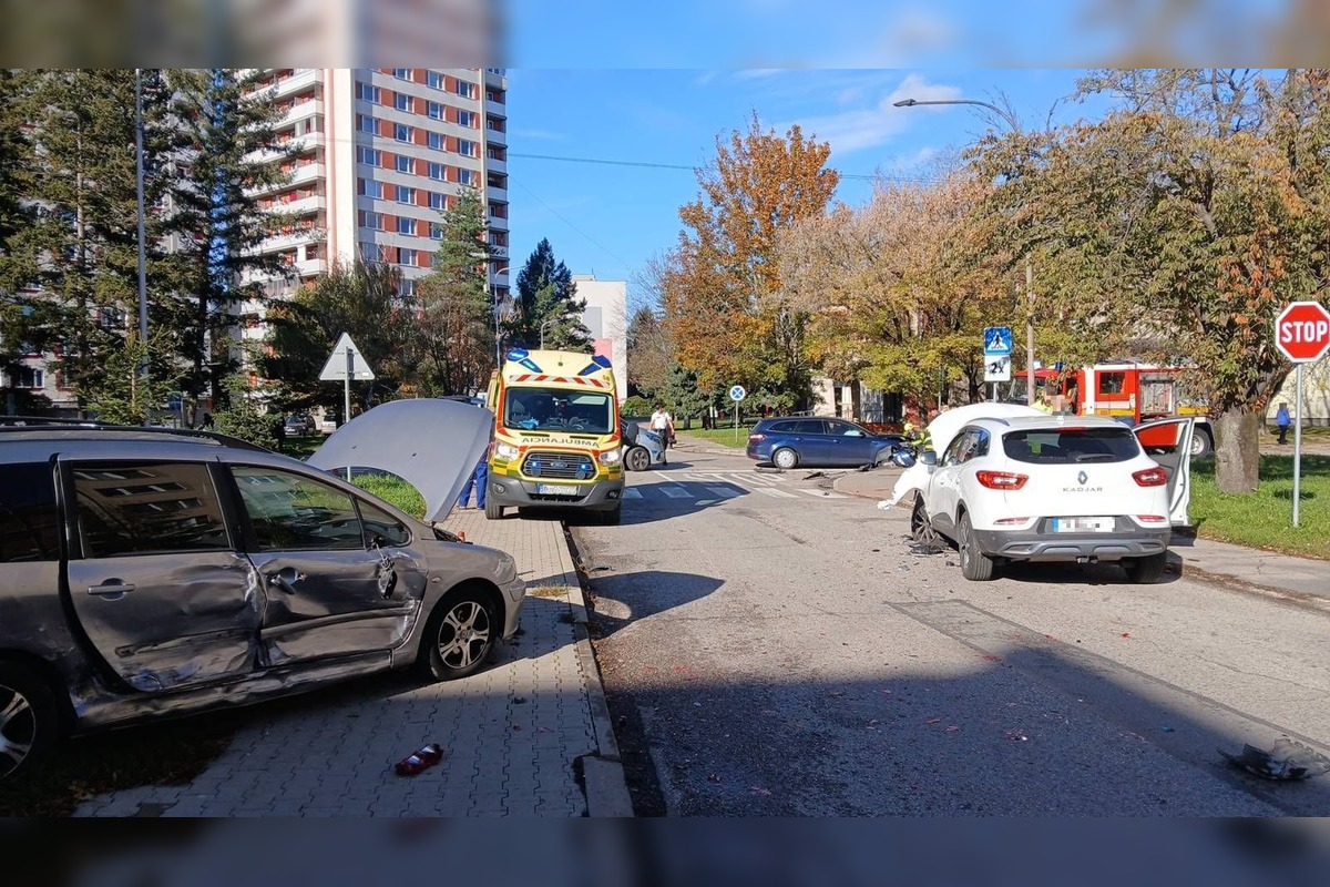 FOTO: Pri dopravnej nehode troch áut na križovatke Nádražná – Družstevná v Partizánskom zasahovali hasiči, foto 4