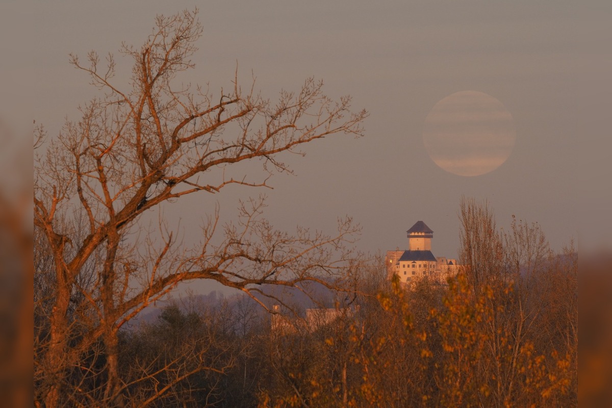 FOTO: Wow, takto svietil mesiac nad Trenčínom! Superspln roka priniesol magickú noc, pozrite na tie zábery, foto 4