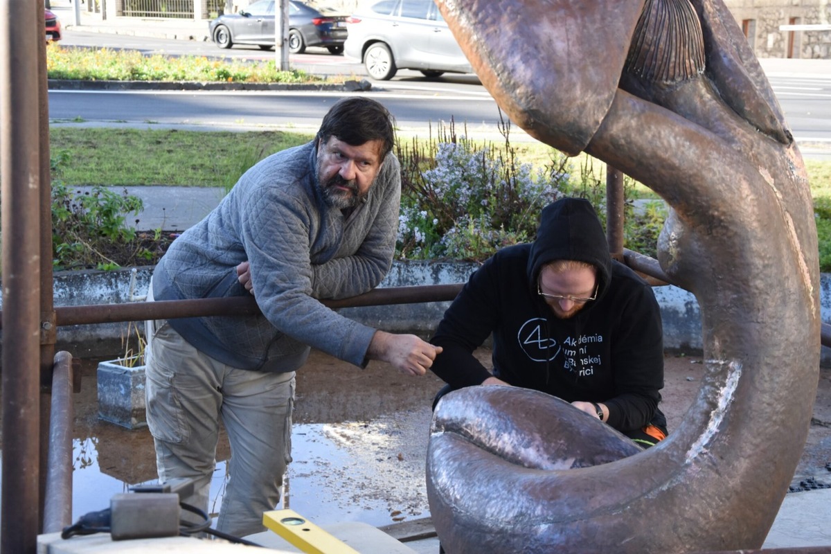 FOTO: Socha „Dievča vo fontáne“ po troch mesiacoch reštaurovania opäť zdobí Námestie SNP v Trenčíne, foto 1
