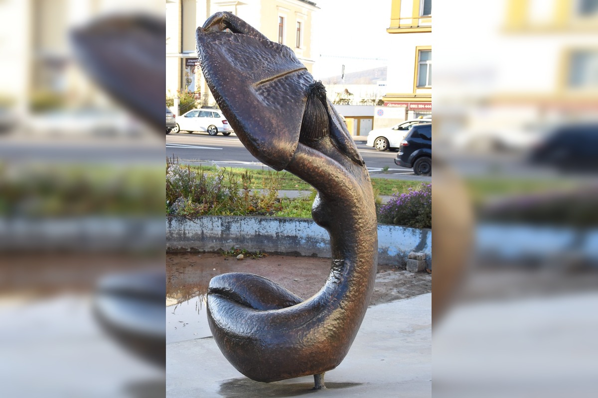 FOTO: Socha „Dievča vo fontáne“ po troch mesiacoch reštaurovania opäť zdobí Námestie SNP v Trenčíne, foto 2