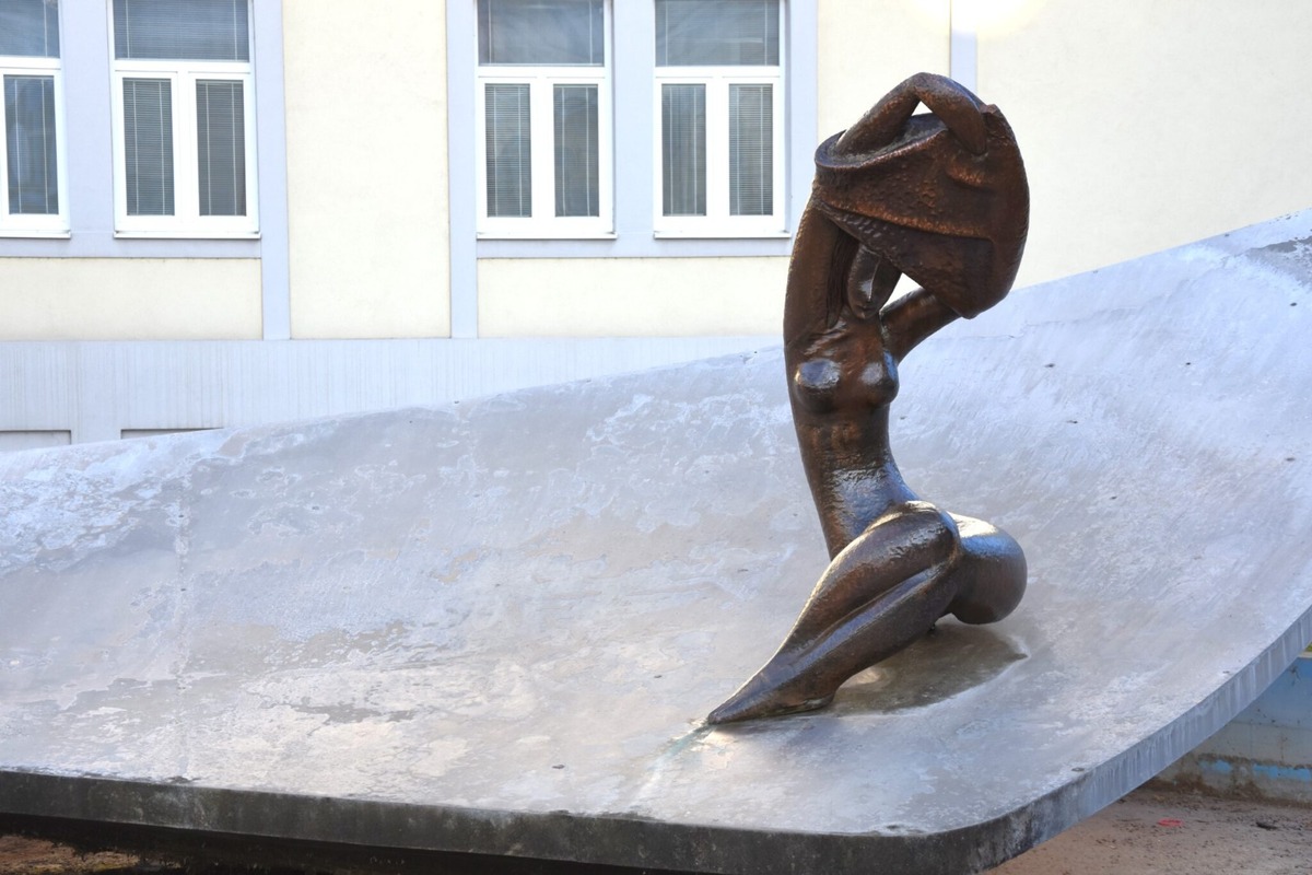 FOTO: Socha „Dievča vo fontáne“ po troch mesiacoch reštaurovania opäť zdobí Námestie SNP v Trenčíne, foto 3