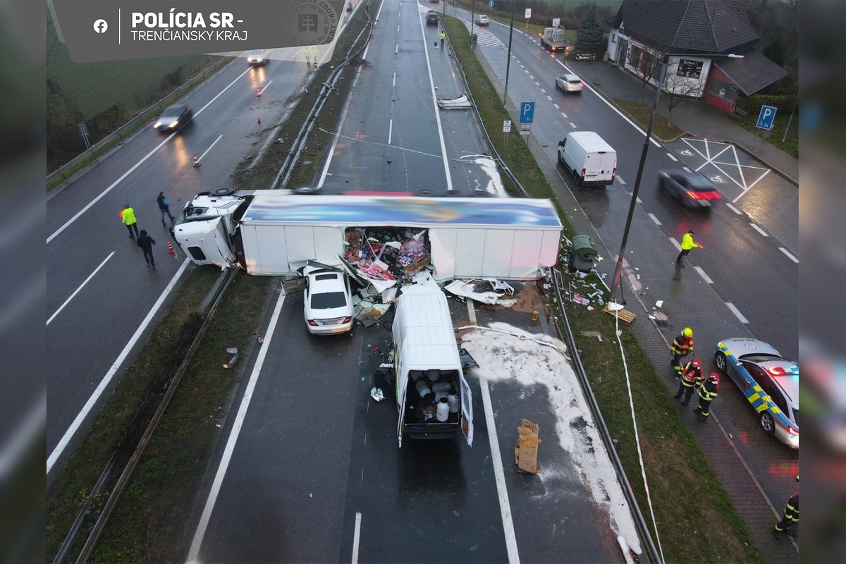 FOTO: Kamión spôsobil reťazovú nehodu na D1 pri Ilave, jeden človek neprežil, foto 1