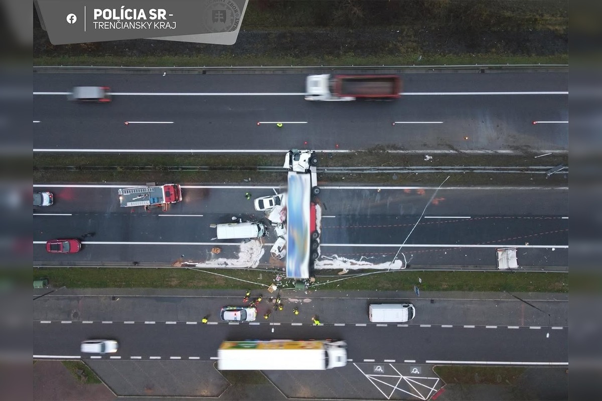 FOTO: Kamión spôsobil reťazovú nehodu na D1 pri Ilave, jeden človek neprežil, foto 2