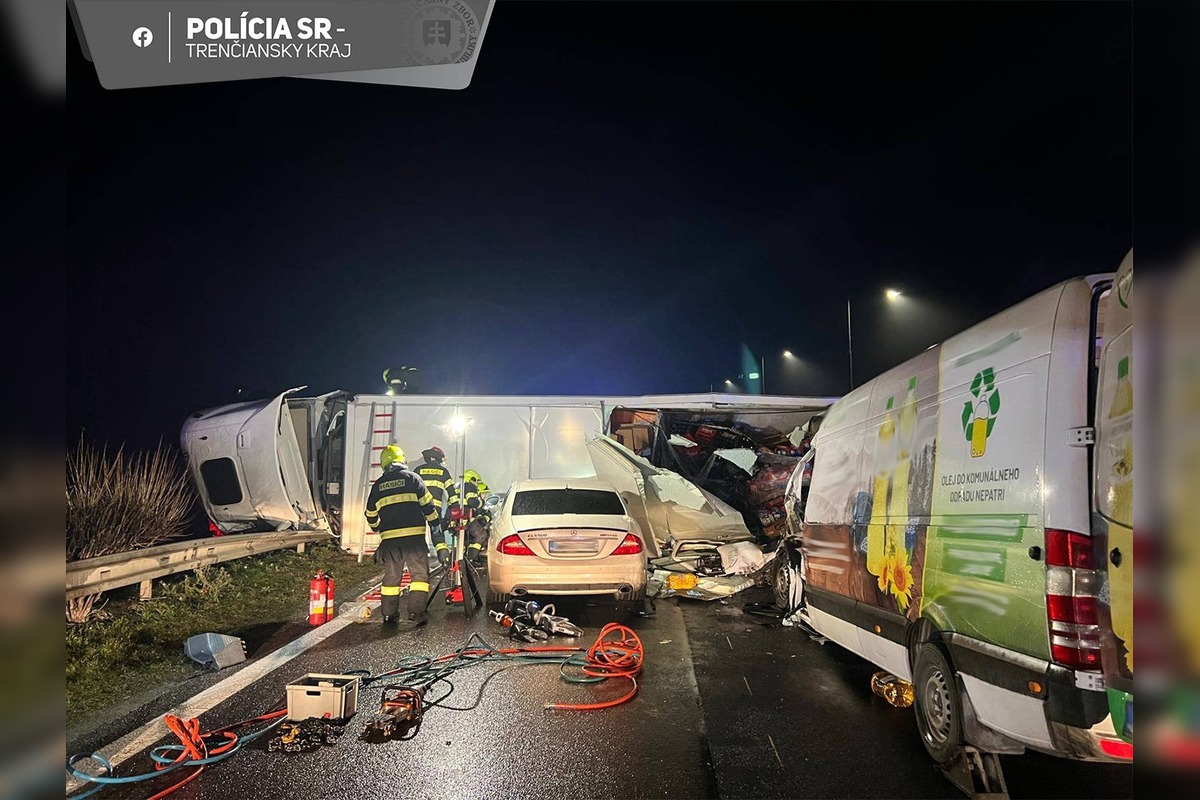 FOTO: Kamión spôsobil reťazovú nehodu na D1 pri Ilave, jeden človek neprežil, foto 3