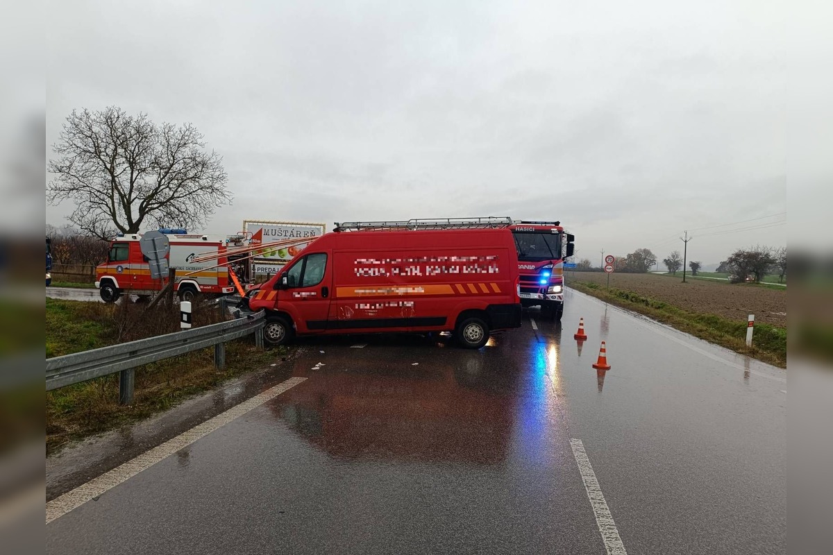 FOTO: Zrážka auta a dodávky pri Moravskom Lieskovom si vyžiadala štyroch zranených, tri osoby skončili v nemocnici, foto 1