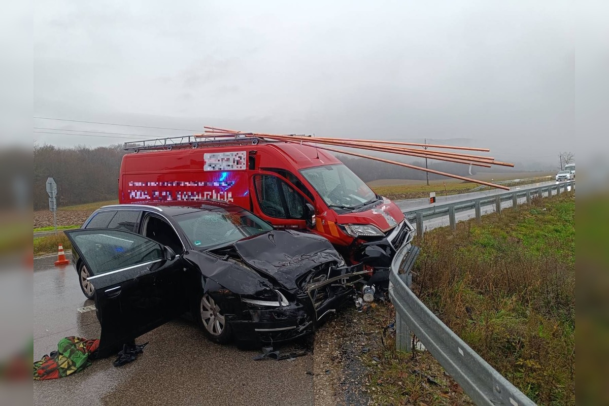 FOTO: Zrážka auta a dodávky pri Moravskom Lieskovom si vyžiadala štyroch zranených, tri osoby skončili v nemocnici, foto 2