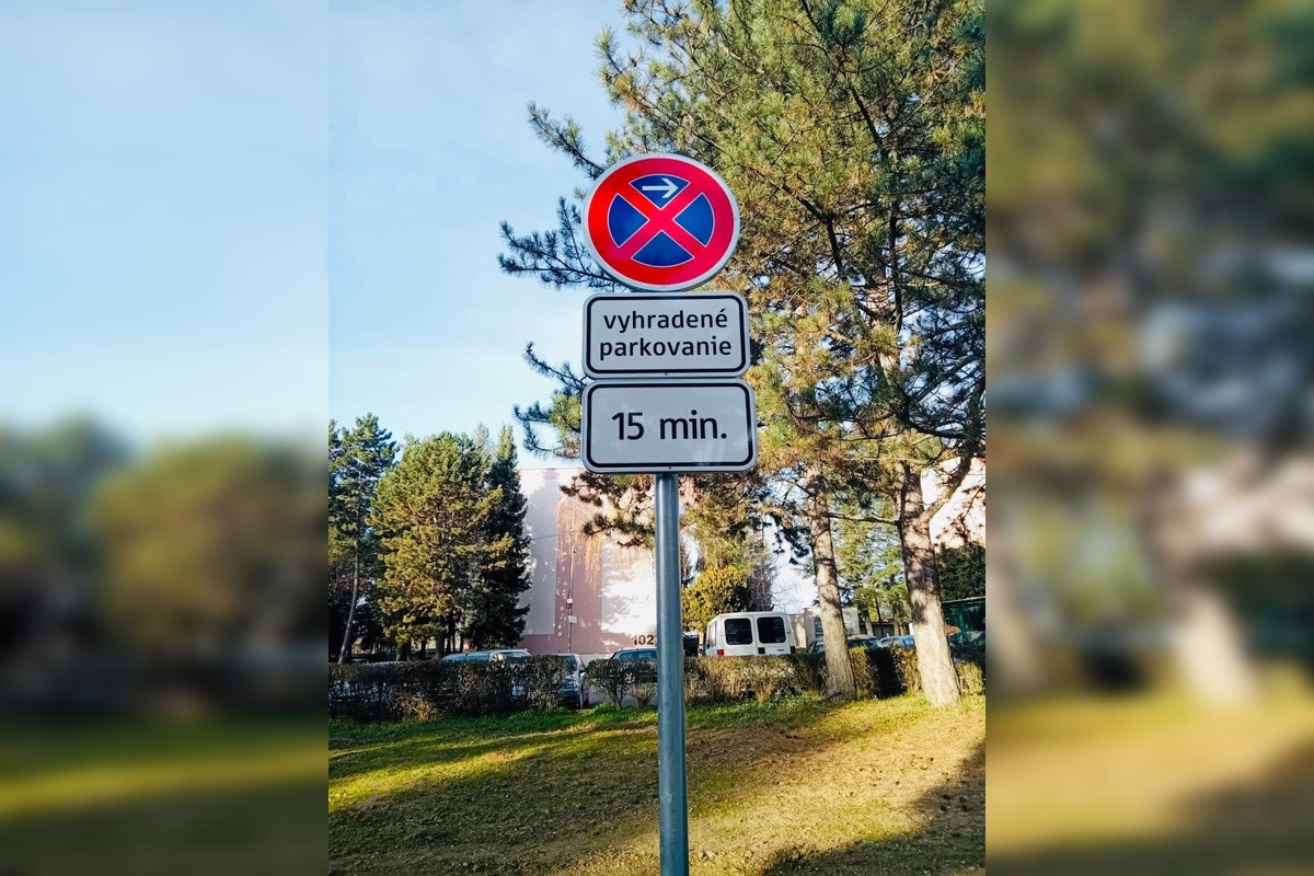 FOTO:  V Bánovciach nad Bebravou pribudli boxy na krátke zastavenie, majú pomôcť školám aj doprave, foto 1