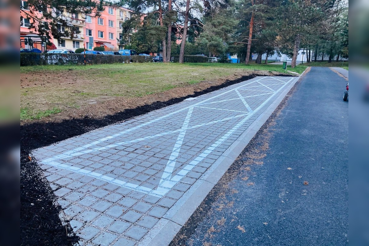 FOTO:  V Bánovciach nad Bebravou pribudli boxy na krátke zastavenie, majú pomôcť školám aj doprave, foto 2