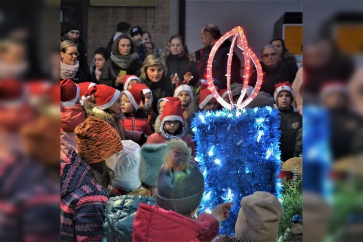 FOTO: Na myjavskom námestí začali osádzať vianočné stromčeky, advent odštartuje Mikuláš, foto 2