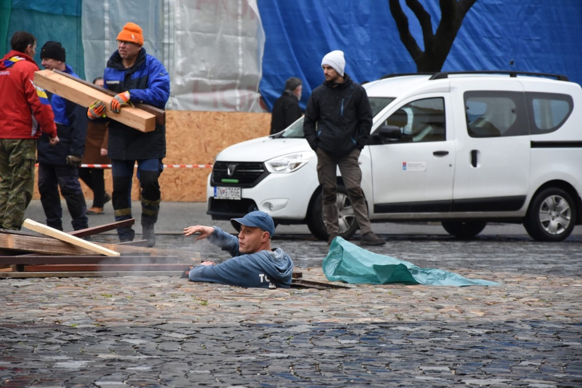 FOTO: Mierové námestie v Trenčíne už má nový 14-metrový vianočný strom, pribudol aj pri Rozkvete, foto 6