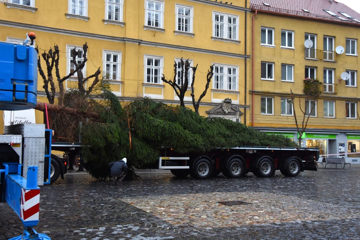 FOTO: Mierové námestie v Trenčíne už má nový 14-metrový vianočný strom, pribudol aj pri Rozkvete, foto 8