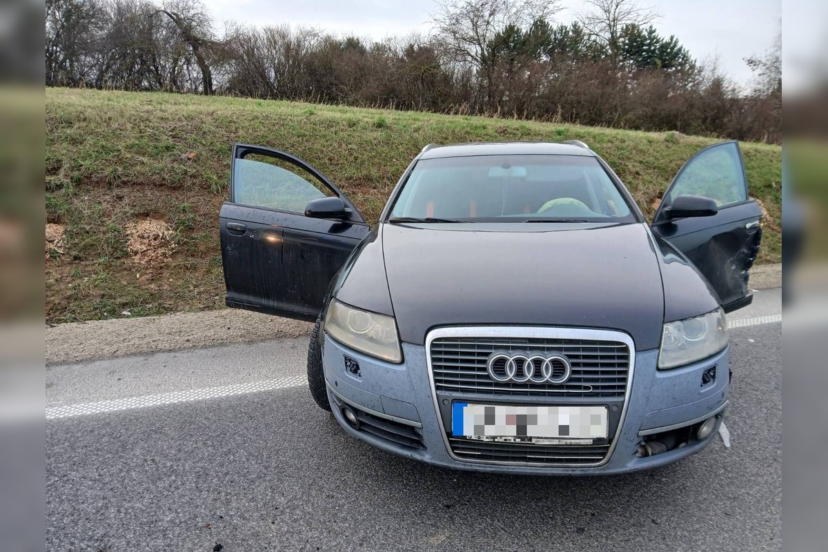 FOTO: Nehoda pri Trenčianskej Turnej dopadla zranenými vodičmi , foto 1