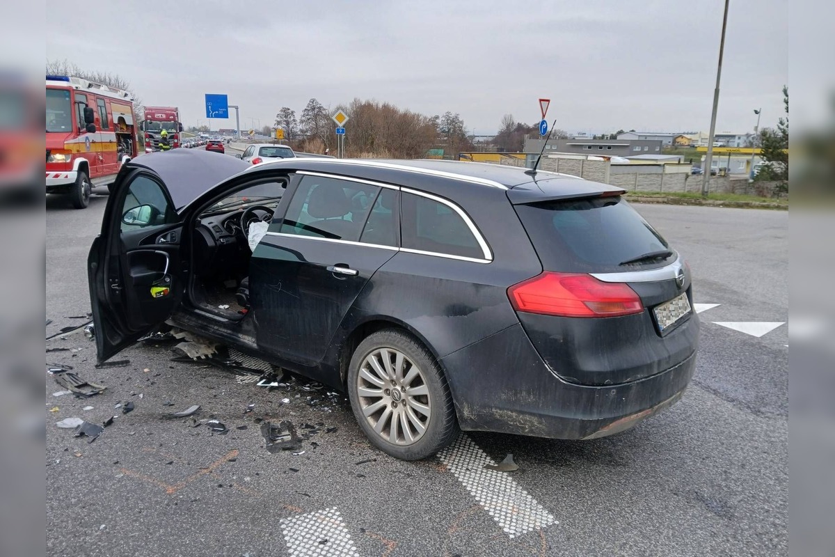 FOTO: Nehoda pri Trenčianskej Turnej dopadla zranenými vodičmi , foto 2