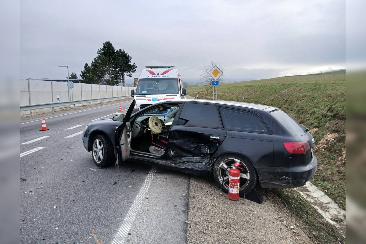 FOTO: Nehoda pri Trenčianskej Turnej dopadla zranenými vodičmi , foto 3