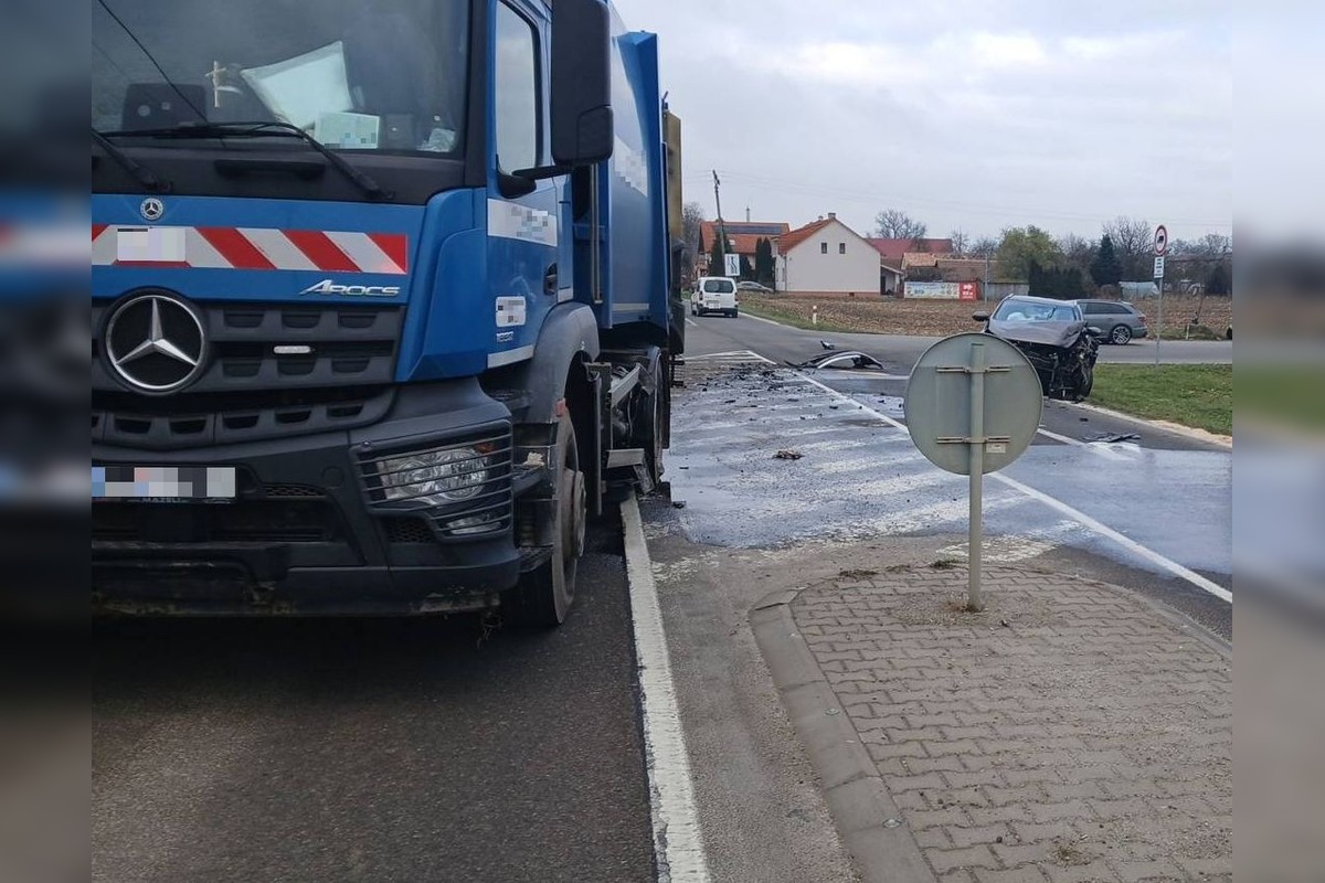 FOTO: V Bolešove sa na križovazke zrazilo osobné auto s kamiónom, jedna osoba skončila v nemocnici, foto 1
