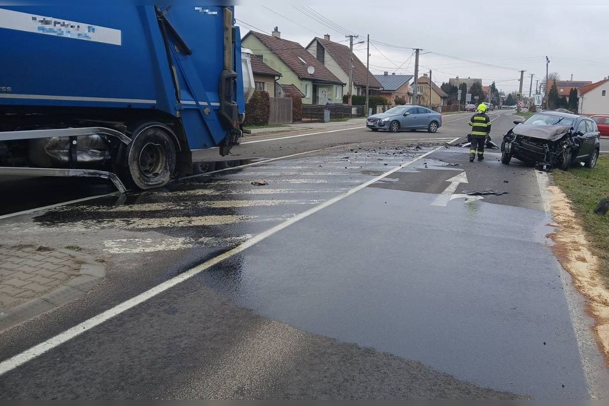 FOTO: V Bolešove sa na križovazke zrazilo osobné auto s kamiónom, jedna osoba skončila v nemocnici, foto 2