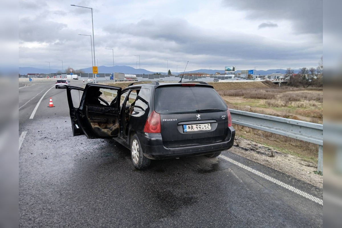 FOTO: Pri Trenčianskej Turnej horelo osobné auto, posádka vyviazla bez zranení, foto 1
