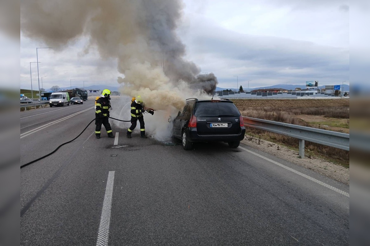 FOTO: Pri Trenčianskej Turnej horelo osobné auto, posádka vyviazla bez zranení, foto 2