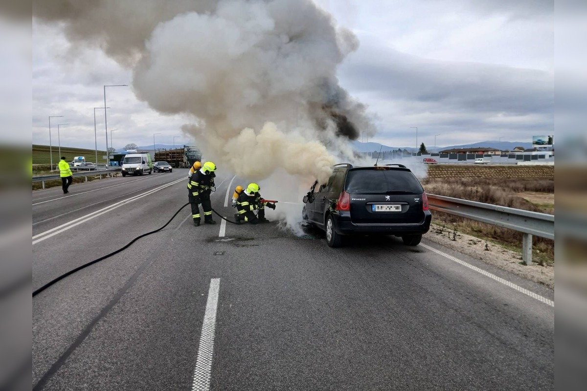 FOTO: Pri Trenčianskej Turnej horelo osobné auto, posádka vyviazla bez zranení, foto 3