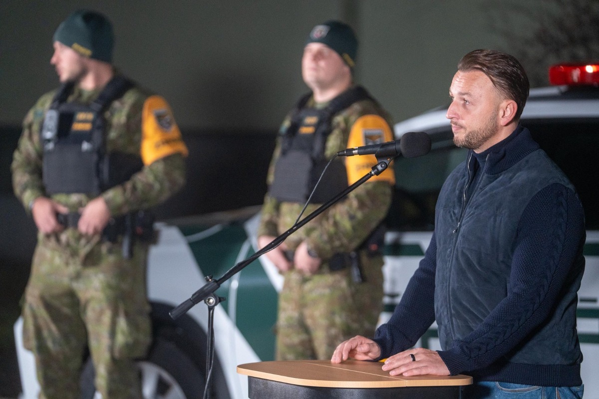 FOTO: Do ulíc vyrazili prví žandári, foto 1