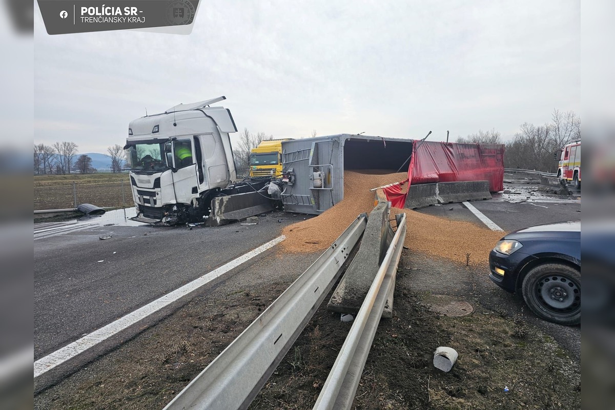 FOTO: nehoda pri Dubnici zablokovala obidva pruhy na niekoľko hodín , foto 1