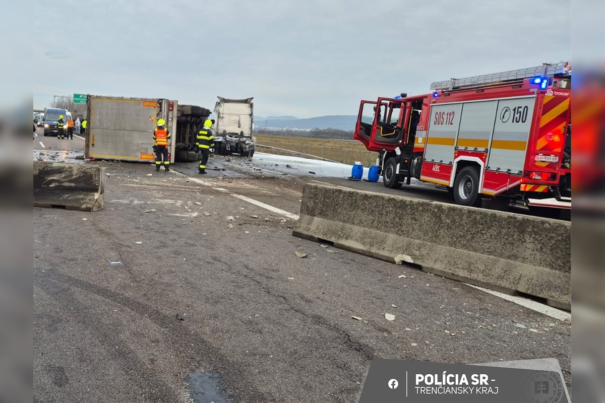 FOTO: nehoda pri Dubnici zablokovala obidva pruhy na niekoľko hodín , foto 2