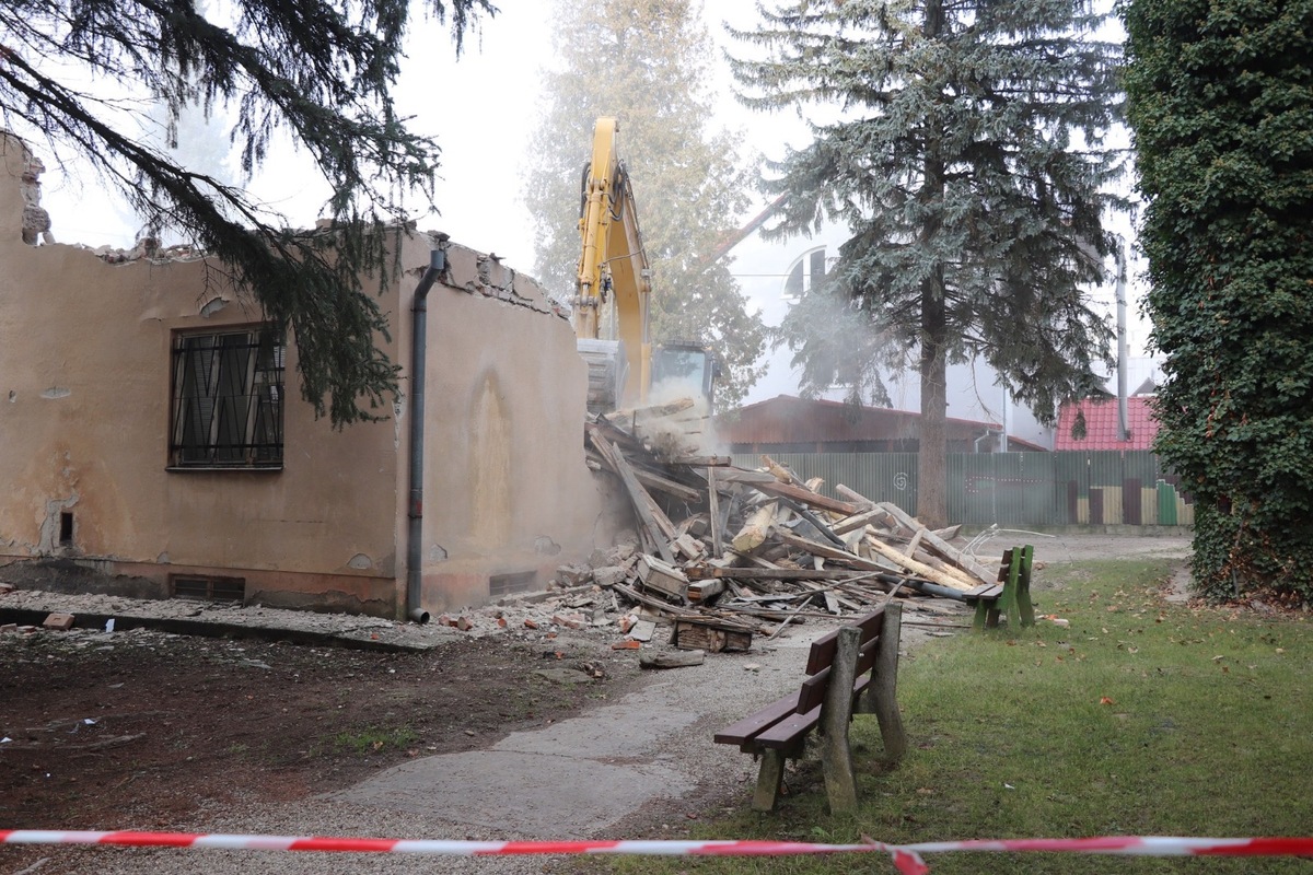 FOTO: V areáli dubnického gymnázia zrovnali nefunkčný domček so zemou, foto 1