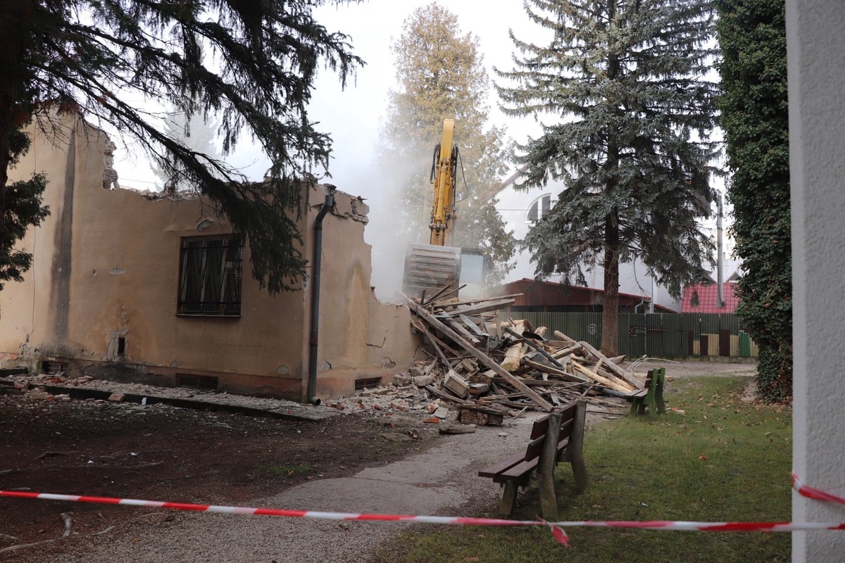 FOTO: V areáli dubnického gymnázia zrovnali nefunkčný domček so zemou, foto 2
