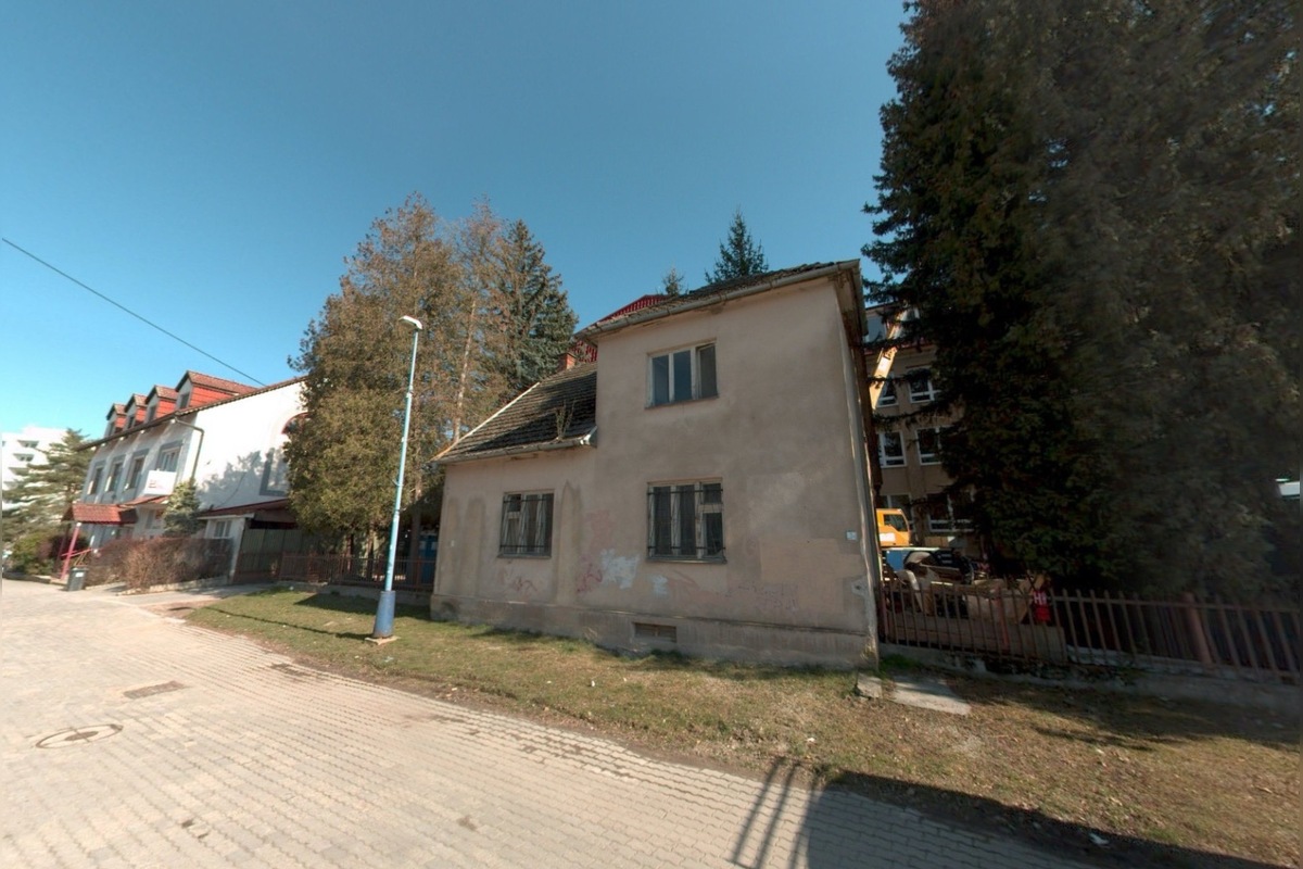 FOTO: V areáli dubnického gymnázia zrovnali nefunkčný domček so zemou, foto 3