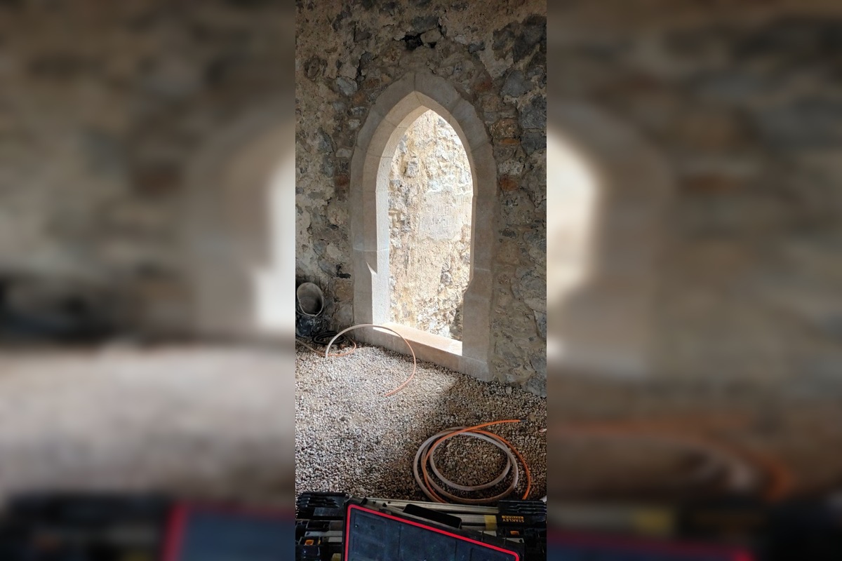 FOTO: Na hrade Beckov osadili okenné výplne, foto 4