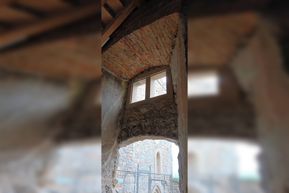 FOTO: Na hrade Beckov osadili okenné výplne, foto 5