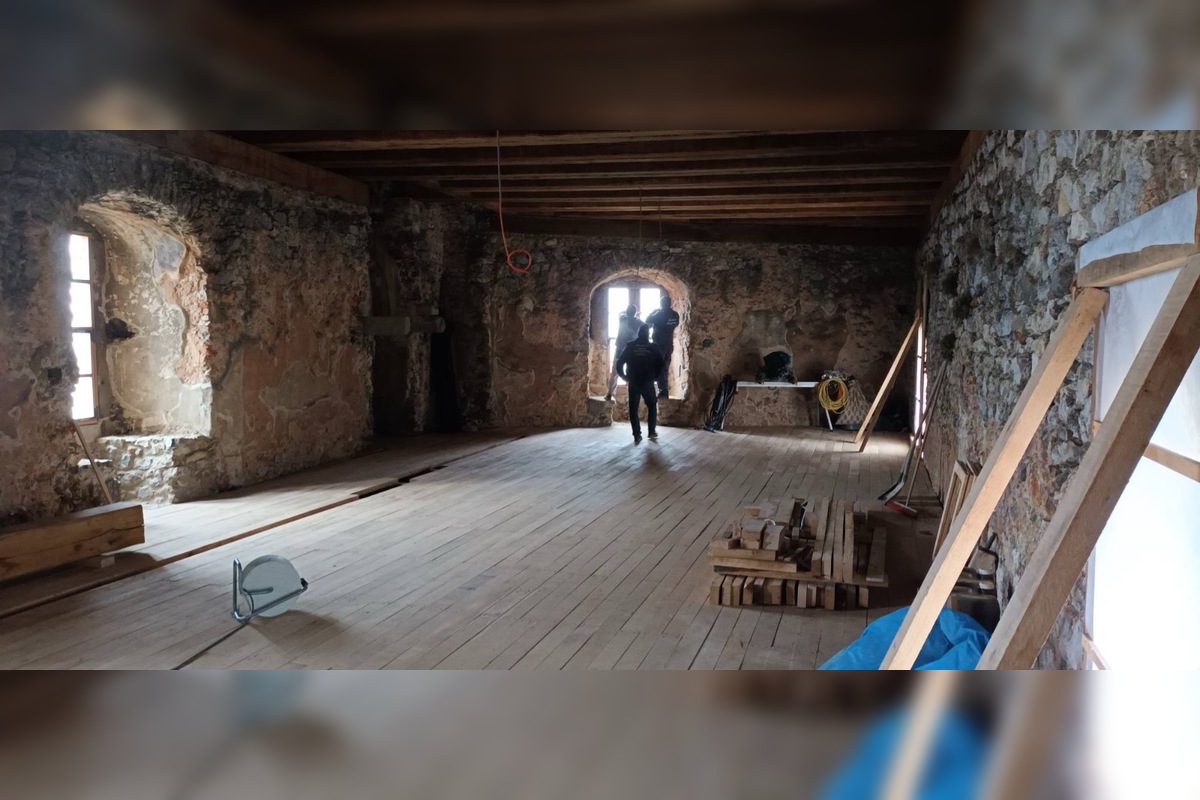 FOTO: Na hrade Beckov osadili okenné výplne, foto 8