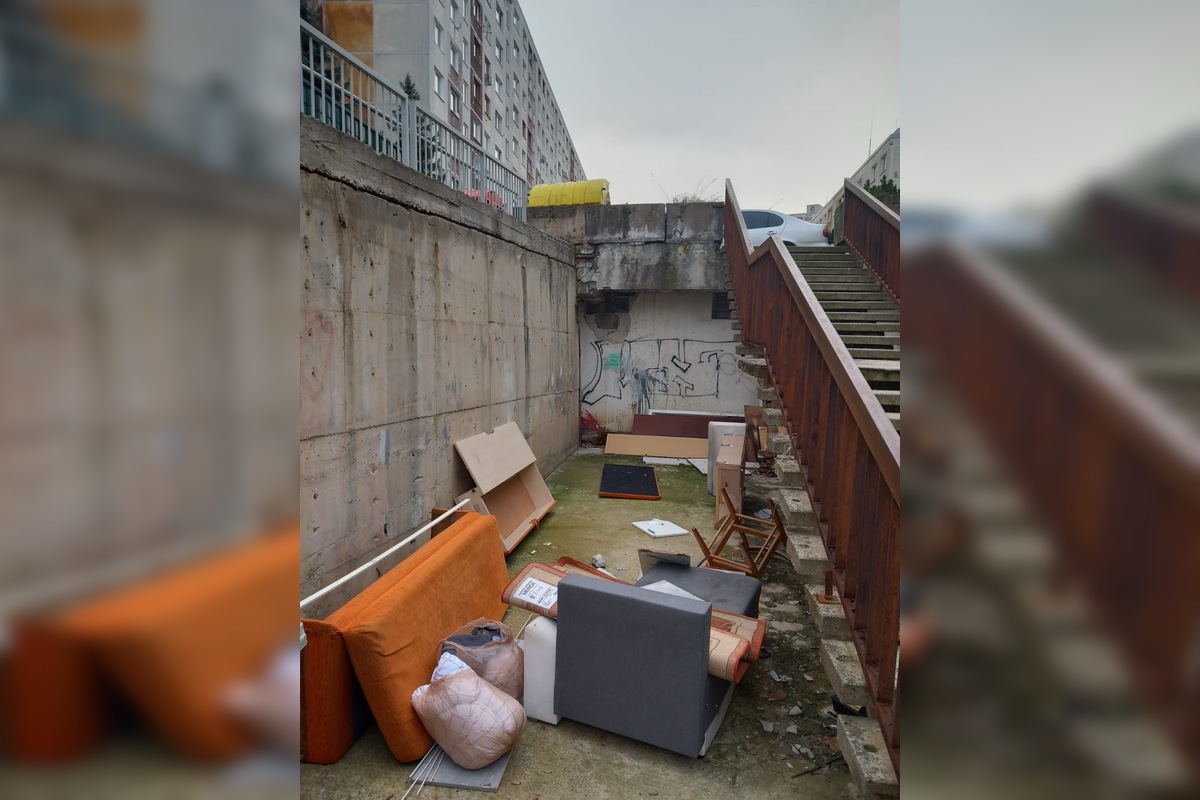 FOTO: Kontajnery v Považskej Bystrici sa zmenili na skládku, foto 4