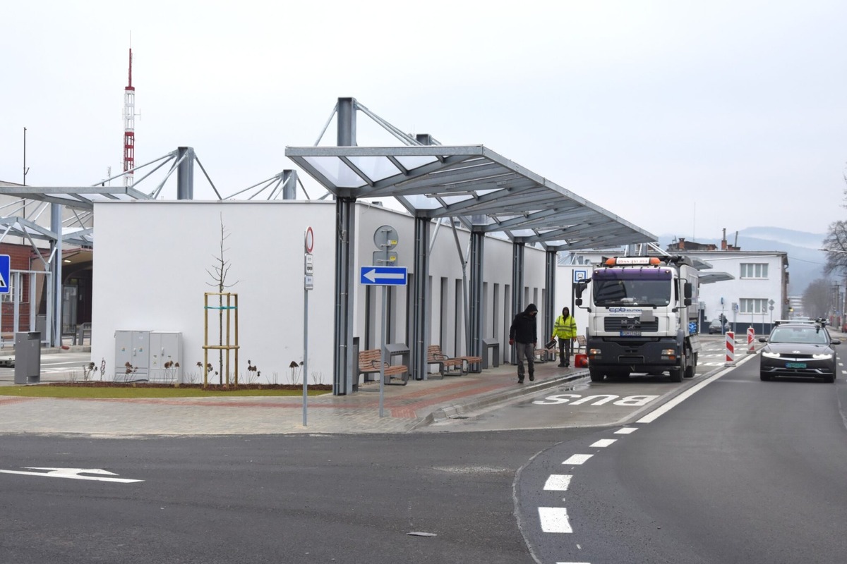 FOTO: MHD v Trenčíne začína od pondelka obsluhovať nové zastávky na autobusovej stanici, foto 2