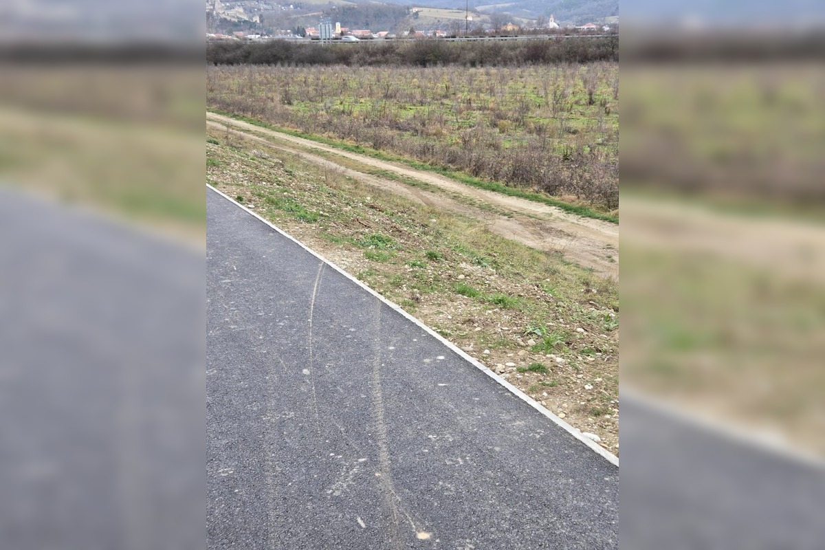 FOTO: Motoristi ničia cyklotrasu na Vážskej cyklomagistrále, foto 1