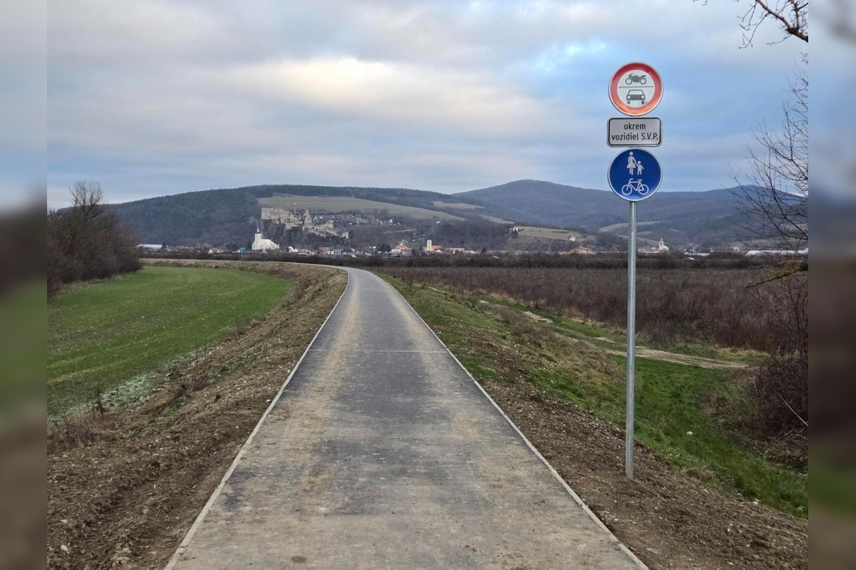 FOTO: Motoristi ničia cyklotrasu na Vážskej cyklomagistrále, foto 3