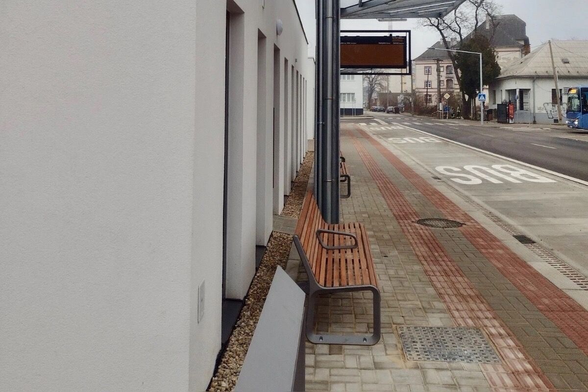 FOTO: Problémom sa stali prístrešky, ktoré nezakrývajú lavičky pod nimi., foto 2