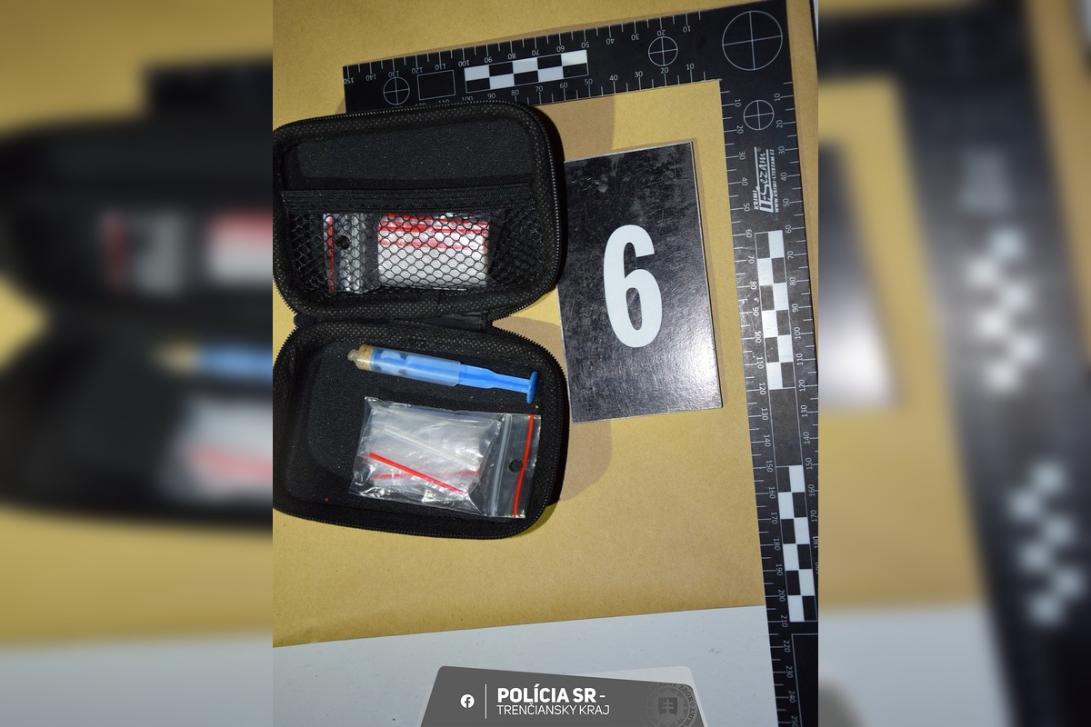 FOTO: Policajti v Bánovciach odhalili vodiča pod vplyvom drog aj hľadanú osobu, foto 1