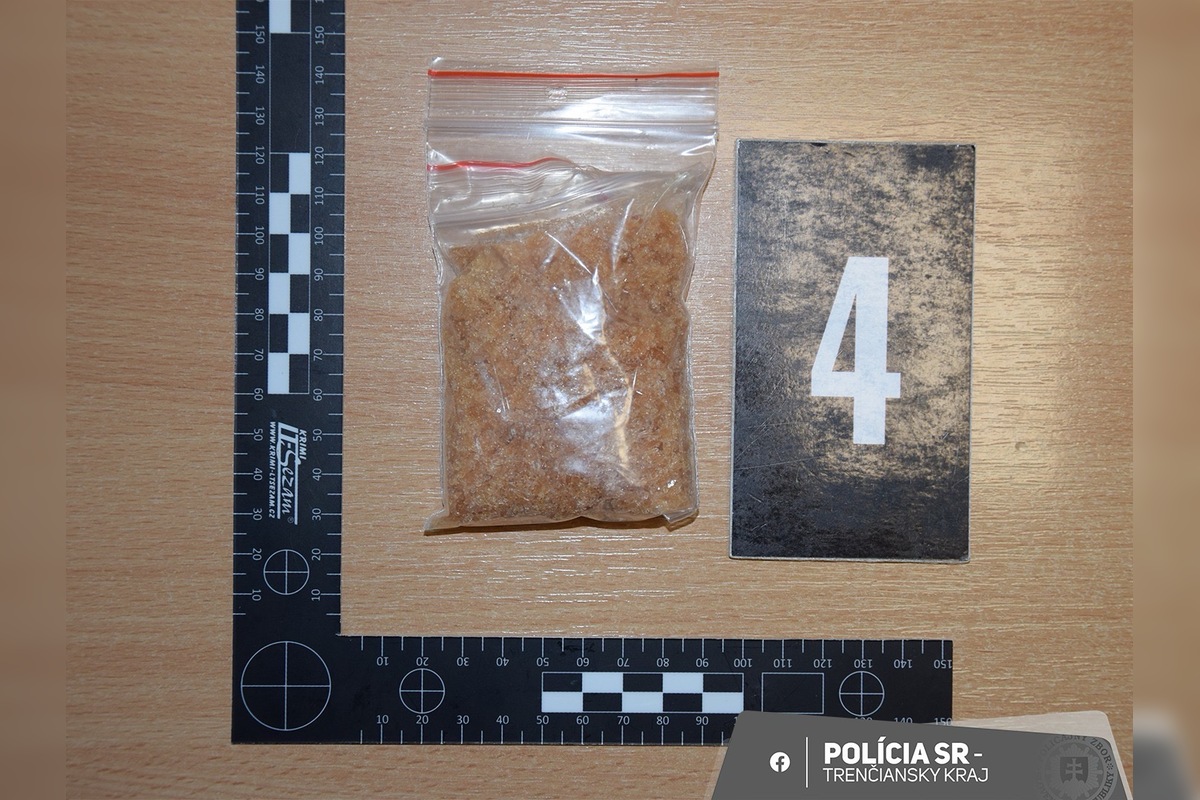 FOTO: Policajti v Bánovciach odhalili vodiča pod vplyvom drog aj hľadanú osobu, foto 2