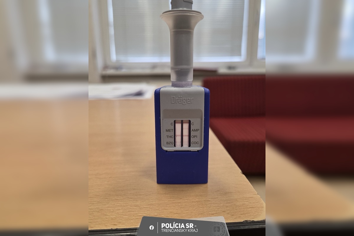 FOTO: Policajti v Bánovciach odhalili vodiča pod vplyvom drog aj hľadanú osobu, foto 3