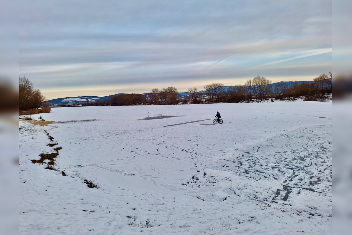 FOTO: V Novom Meste nad Váhom sa po zamrznutom jazere pohyboval cyklista, foto 1