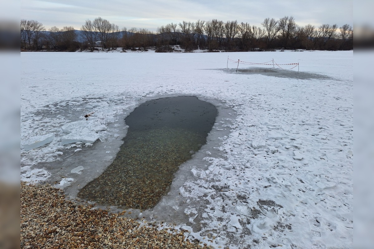 FOTO: V Novom Meste nad Váhom sa po zamrznutom jazere pohyboval cyklista, foto 2