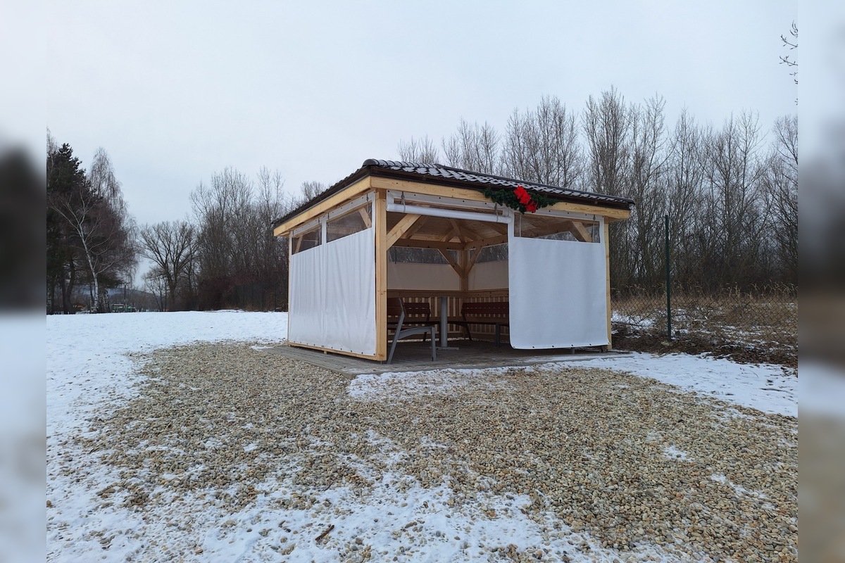 FOTO: V Novom Meste nad Váhom sa po zamrznutom jazere pohyboval cyklista, foto 3